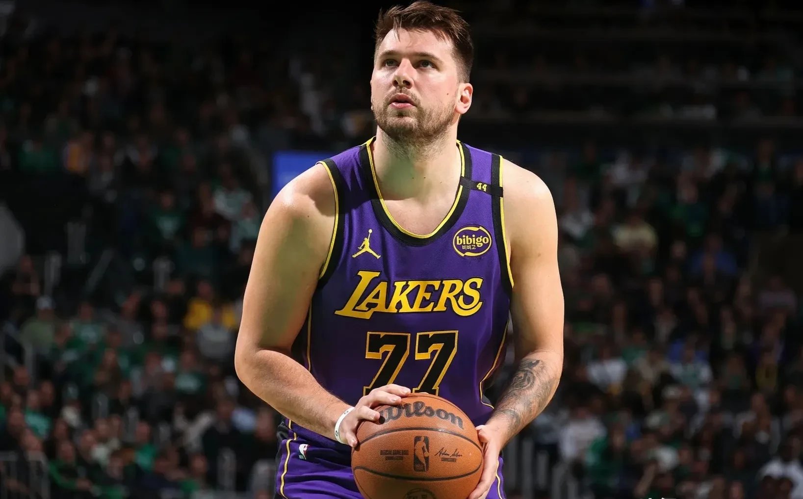 关于湖人队大胜雄鹿保持不败记录的信息