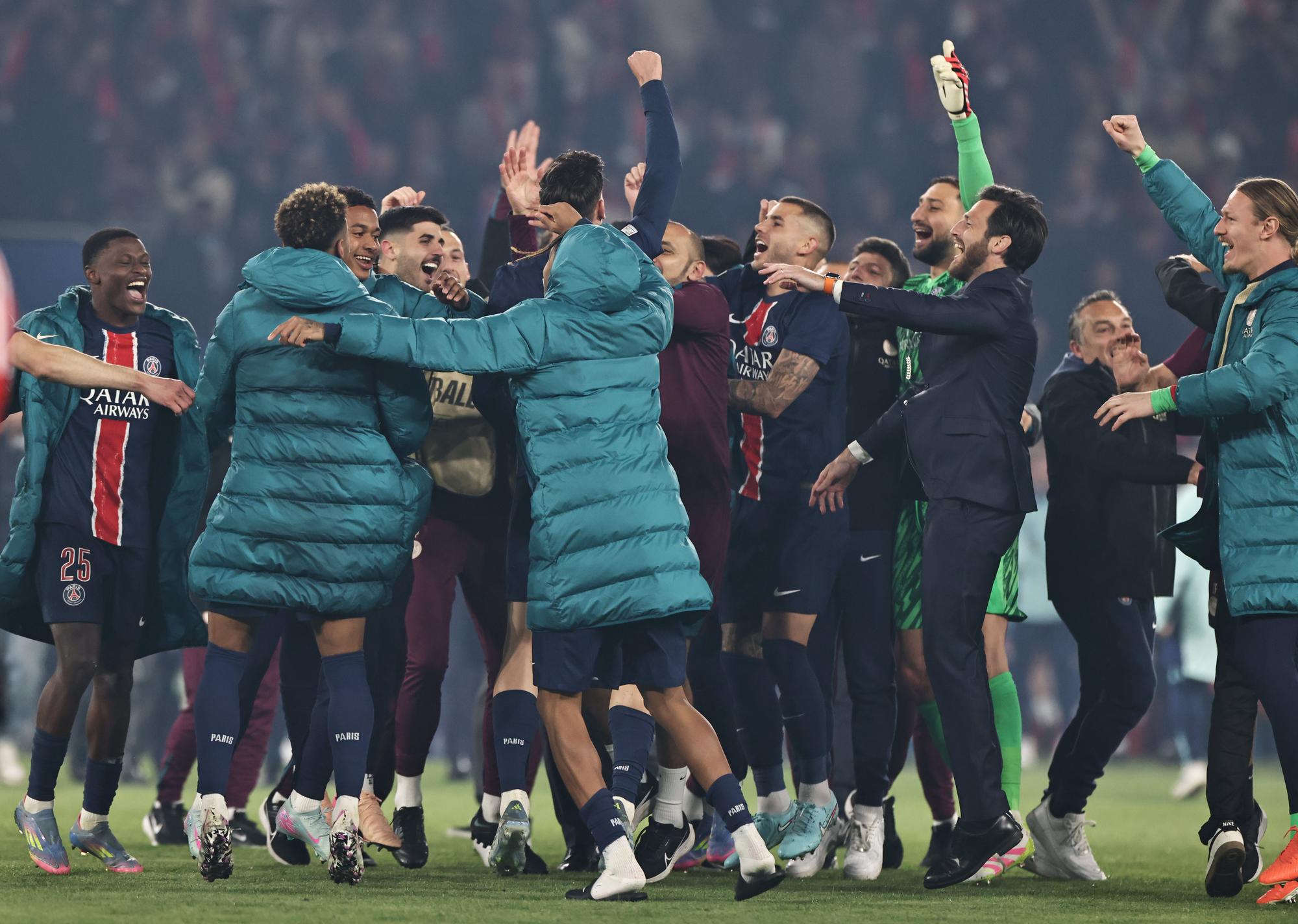 包含巴黎圣日耳曼挫败球迷质疑，教练备战下一场的词条