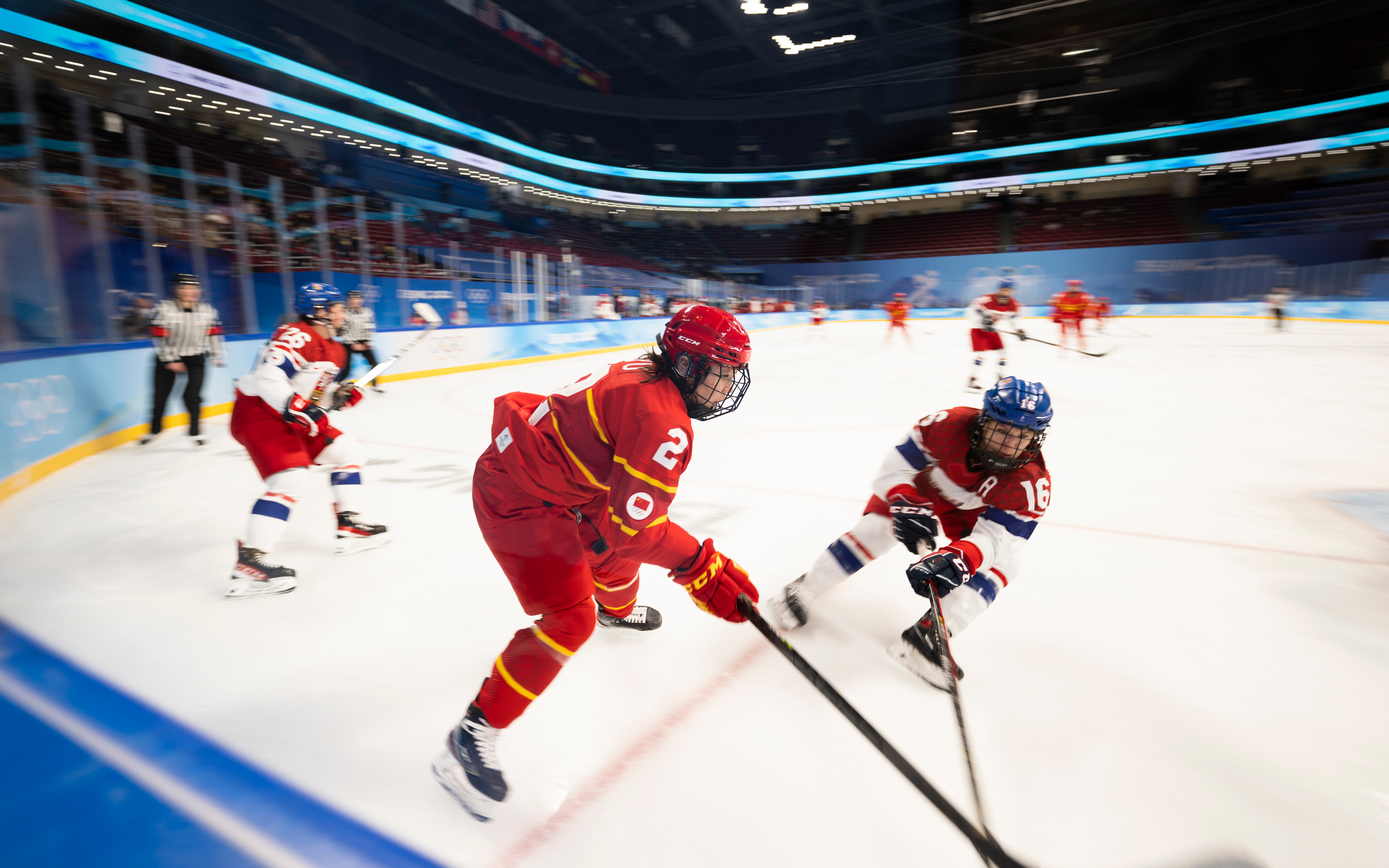 一场经典之战！冰球点燃球迷热情的简单介绍