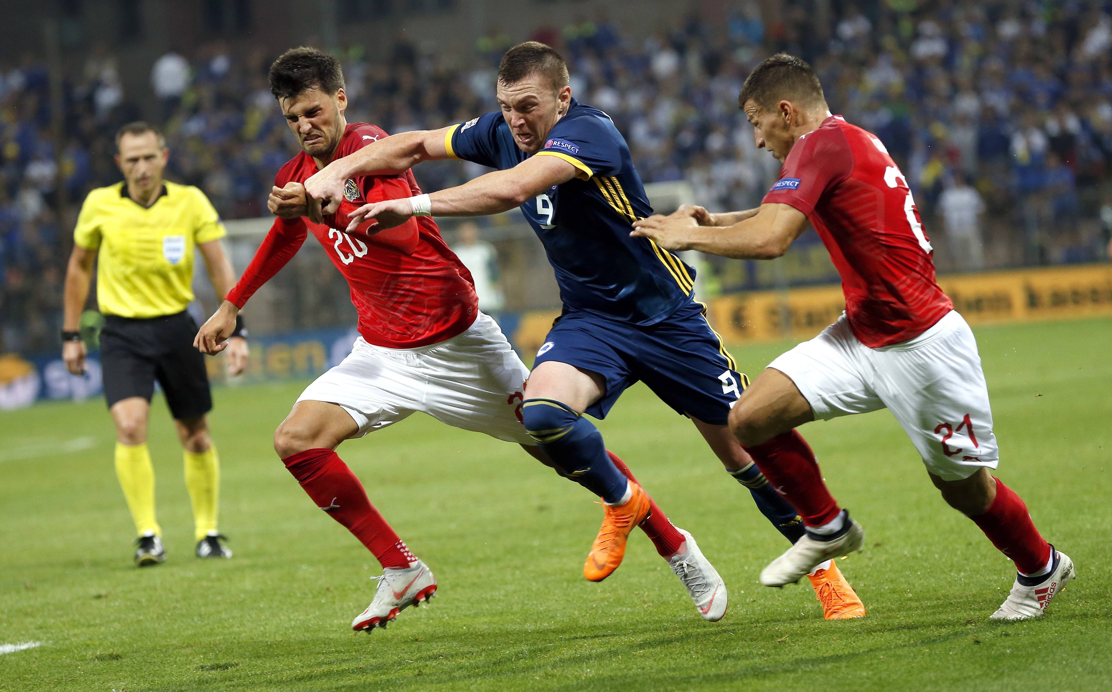 一场经典之战！冰球点燃球迷热情的简单介绍