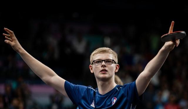 奥地利队横扫法国队，奥恰洛夫点燃赛场的简单介绍