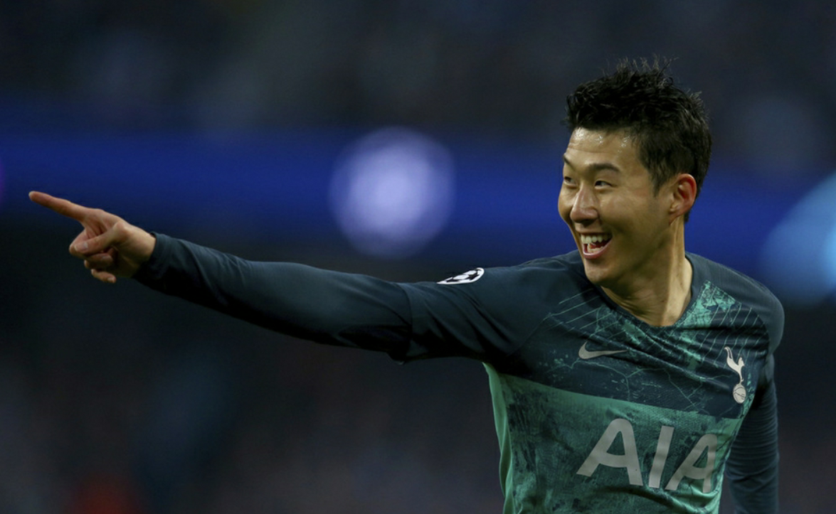 阿贾克斯遭遇困境，险胜晋级四强