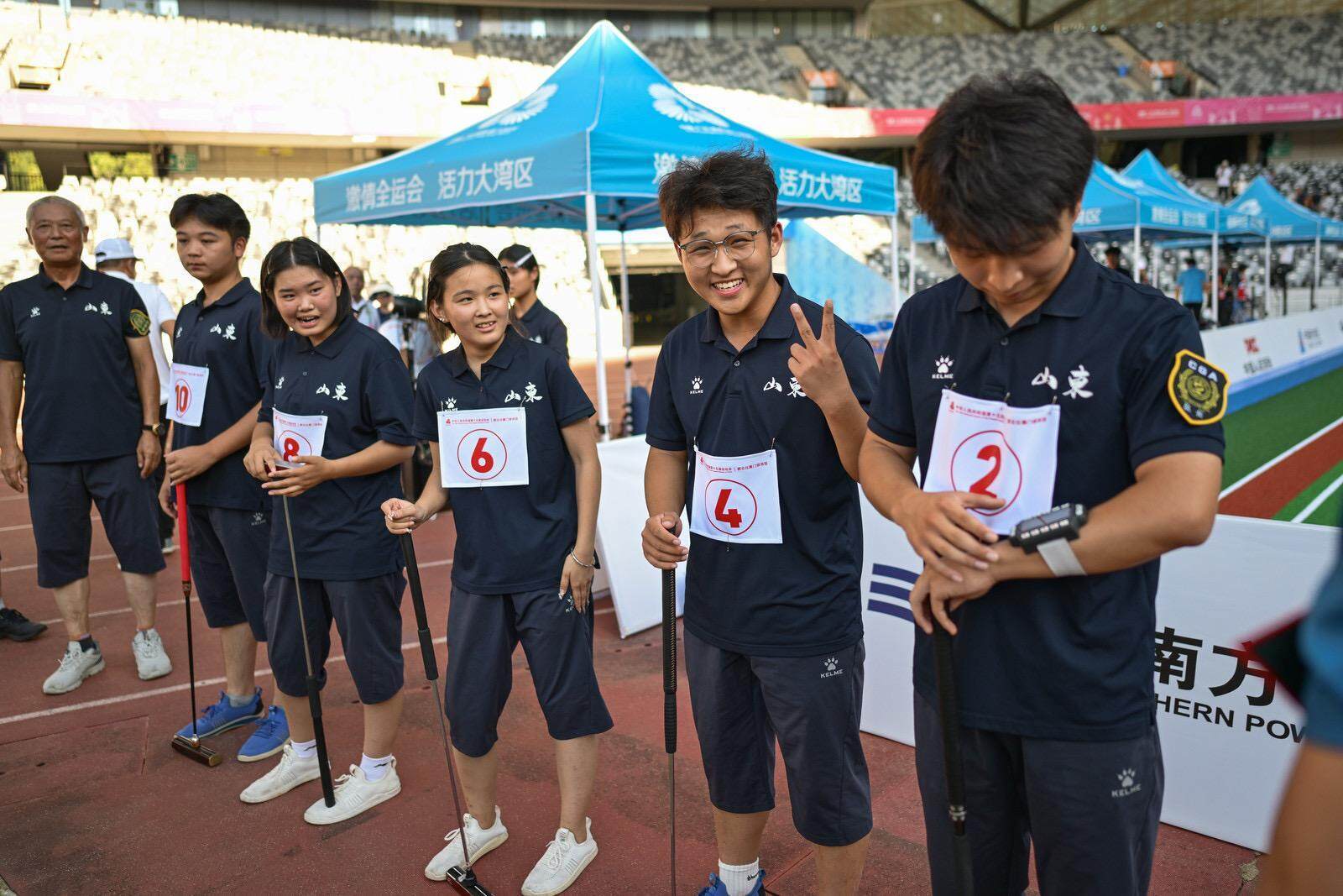 深圳队在激烈比赛中获胜，控制比赛