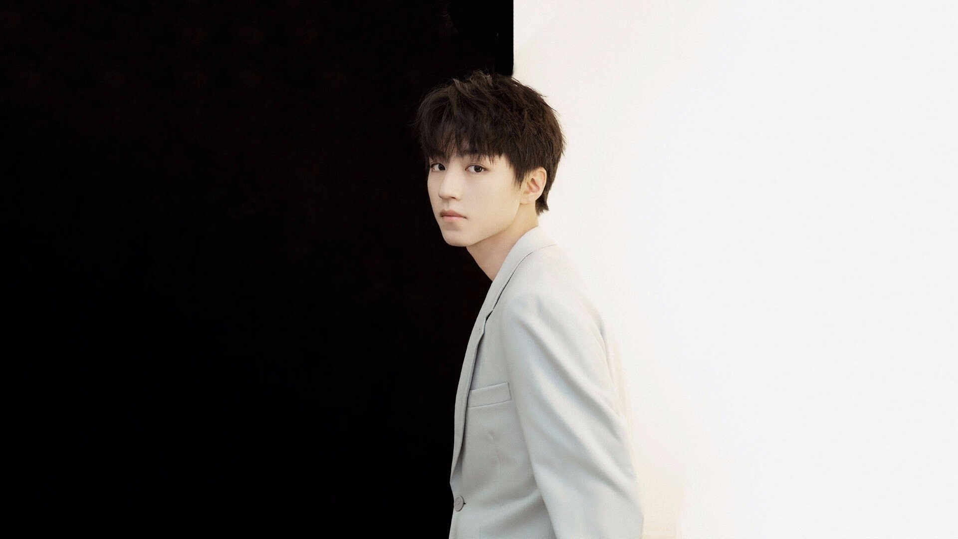 超时空对决，广东队末节一波流击溃森林狼，布克三记神射锁定胜局