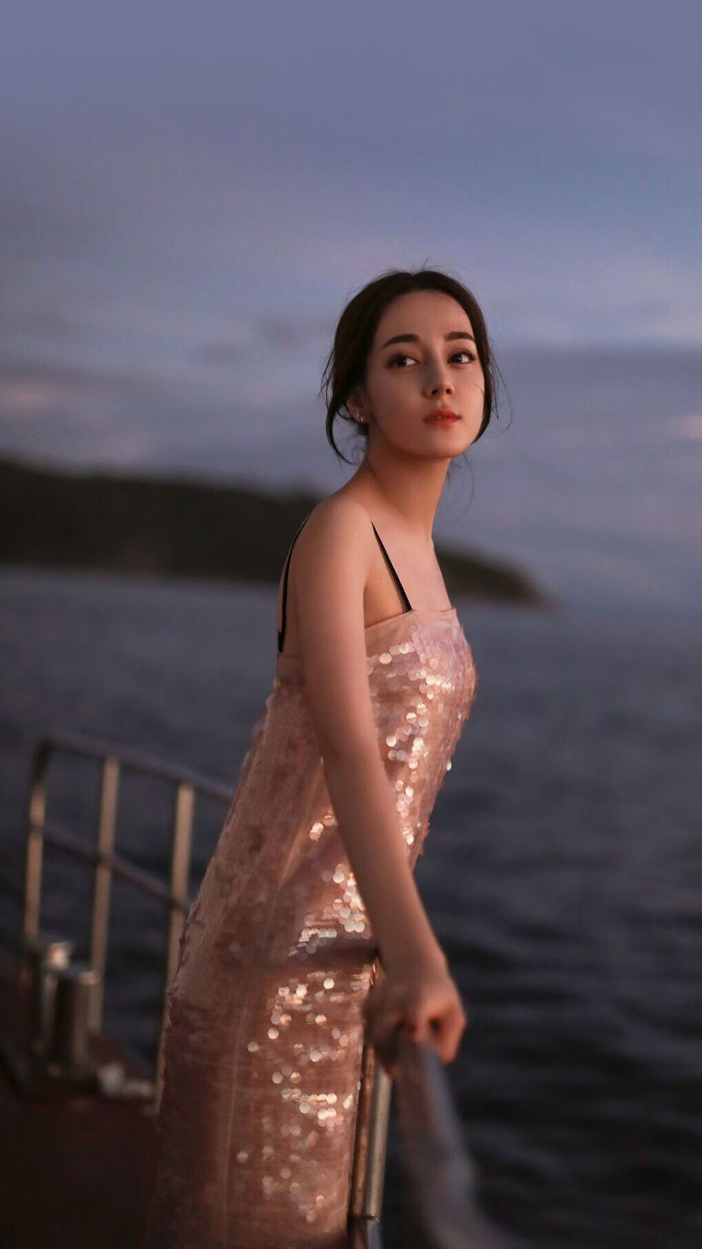 F1轮胎印下的地板震颤，当勒克莱尔与维斯塔潘在赛道上厮杀时，湖人在中国东北投中了决胜一球