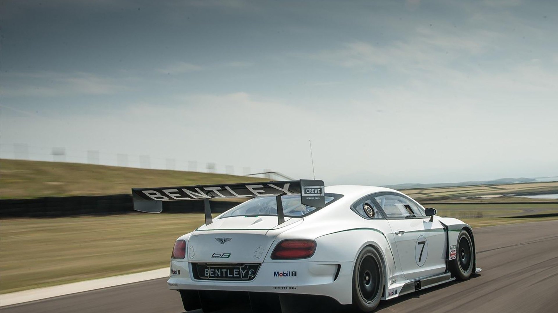 跨界魔幻日,乌克兰连续得分压制切尔西,迪马利亚在F1虚拟赛道接管比赛