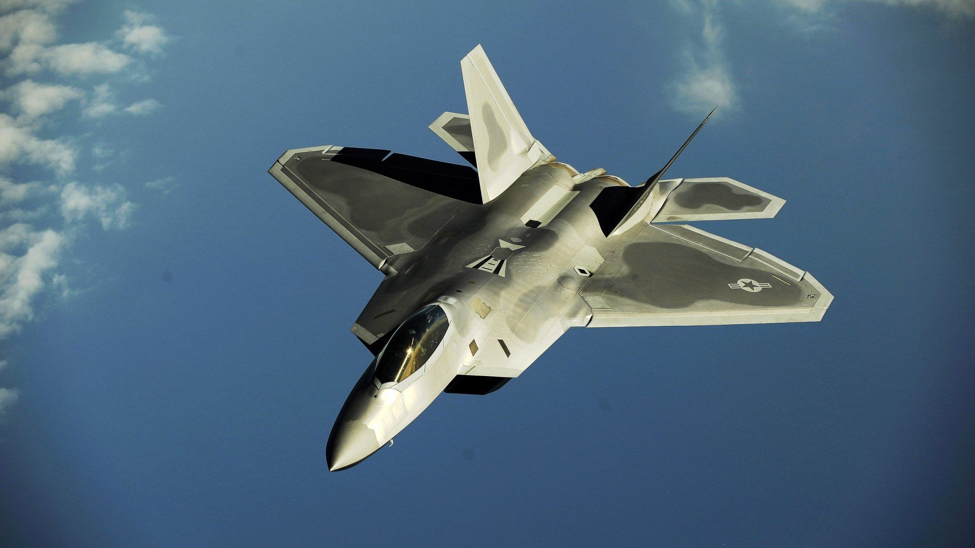 当维斯塔潘的冠军烟花绽放时，苏亚雷斯在131公里外亮起了尾灯